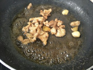 11、闷汁土豆片,继续翻炒一两分钟左右。