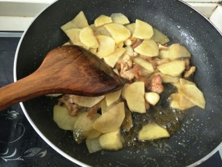 13、闷汁土豆片,中火翻炒大约两分钟左右