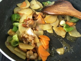 15、闷汁土豆片,加入耗油，盐继续翻炒，约一两分钟。