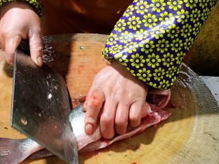 1、清蒸鲈鱼#年年有余#,鲈鱼去内脏洗净后，鱼身均匀切上几刀。（ 我是在卖鱼的地方处理的，只需要给老板说怎么吃，人家会三下五除二处理得好好的，非常利索，能一下子明白：闻道有先后，术业有专攻）