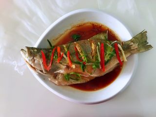 10、清蒸鲈鱼#年年有余#,吃的时候，拨下一块肉，沾一下汤汁，要多美味就有多美味……