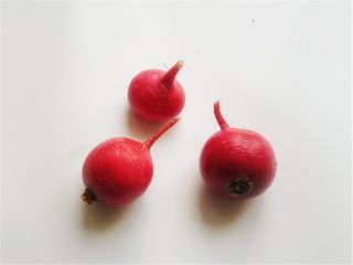 2、趣味吃蛋法,准备好这样的比鸡蛋还小的樱桃小萝卜，身体要圆圆的哦