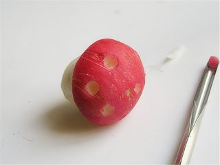 5、趣味吃蛋法,上面蘑菇帽去红皮挖一些小白点