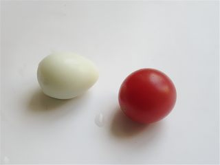 6、趣味吃蛋法,除了樱桃小萝卜可以做小蘑菇，如果没有我们还可以用鹌鹑蛋和圣女果搭配来做小蘑菇，圣女果个头要选择和鹌鹑蛋差不多大的