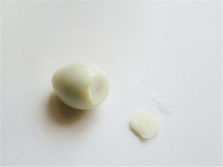 7、趣味吃蛋法,鹌鹑蛋空的一头削去一点点做底座能够站稳，削下来的蛋白不要扔掉