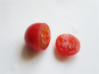 8、趣味吃蛋法,圣女果从三分之二处切分，并把大的部分籽挖去，小的部分，你就顺口吃掉吧