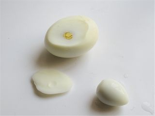 10、趣味吃蛋法,再来用鸡蛋做个胖兔子，不用鸡蛋也可以用鹌鹑蛋做，鹌鹑蛋做的小兔子是很苗条的，为了固定兔子身体，在鸡蛋下面稍微切一点下去