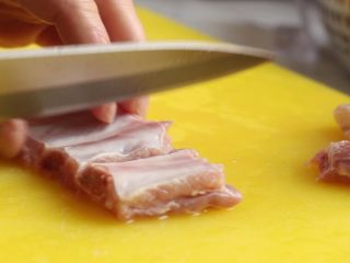 2、川香土豆炖排骨,肋排提前浸泡,期间多换水。然后处理成小段。