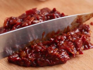 3、川香土豆炖排骨,郫县豆瓣酱剁细碎些;葱切段,蒜和姜剁碎;干红辣椒剪成小段;花椒八角备用。