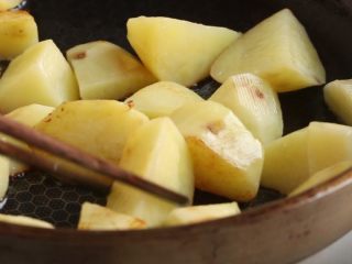 5、川香土豆炖排骨,放入土豆块,中小火煎至略有焦色,盛出备用。