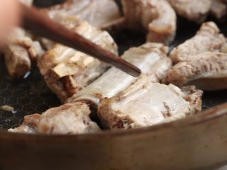 7、川香土豆炖排骨,另起锅,加油烧热,放入排骨略煎。