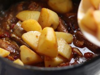 12、川香土豆炖排骨,加入土豆翻匀,继续炖至汤汁收浓,排骨酥软,土豆粉糯。