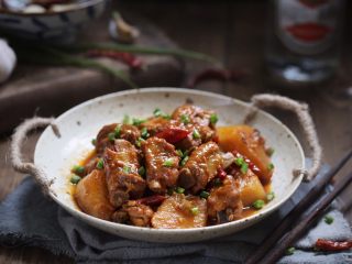 14、川香土豆炖排骨,美味的川香土豆炖排骨就做好了!