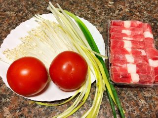 1、酸汤肥牛（番茄浓汤版）,准备材料如图。
