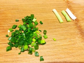 3、酸汤肥牛（番茄浓汤版）,小葱洗净切段，葱头和叶子分开。