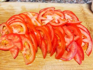 4、酸汤肥牛（番茄浓汤版）,番茄洗净切片。