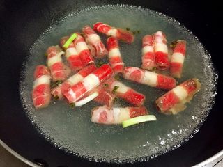 7、酸汤肥牛（番茄浓汤版）,水开后放入肥牛煮变色捞出。过程要快。