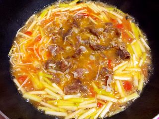 12、酸汤肥牛（番茄浓汤版）,接着放入肥牛和适量盐大火煮开，迅速关火。