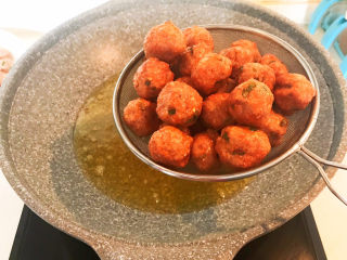 24、莲藕肉丸,把所有肉丸捞出来