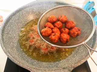 27、莲藕肉丸,炸至肉丸表皮酥脆即可