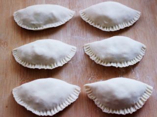 11、百吃不厌的韭菜盒子,把所有的韭菜盒子都包好后。