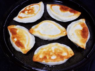 12、百吃不厌的韭菜盒子,把韭菜盒子煎至两面金黄色就可以了，过程大概需要5分钟左右哟，没有电饼铛的，可以用平底锅烙制是一样的哈。