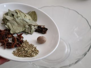 4、川香清油火锅底料,准备好香料，倒入一个大碗。