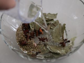 5、川香清油火锅底料,用水浸泡30分钟。