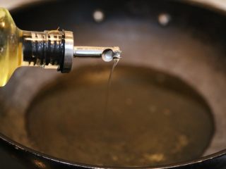10、川香清油火锅底料,锅中放好300克食用油，烧至3成热。
