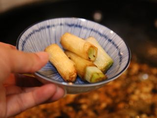 15、川香清油火锅底料,捞起大葱段。