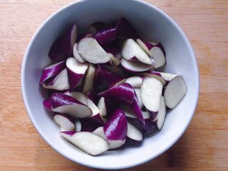 2、地三鲜,先将茄子洗净切滚刀块，放入一勺盐拌匀腌制一会。