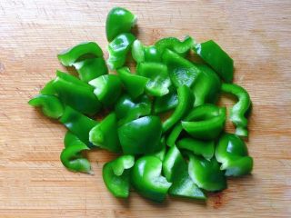 3、地三鲜,青椒洗净切小块备用。