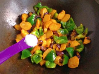 13、地三鲜,再加入2小勺白糖和适量盐调味。