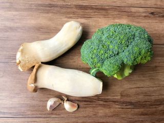 1、杏鲍菇炒西兰花,食材合影