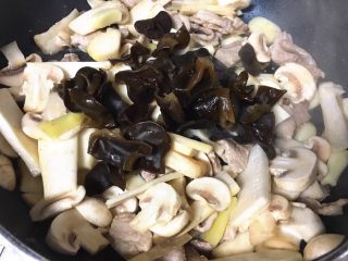 11、青椒蘑菇炒肉片,放入木耳，翻炒1~2分钟