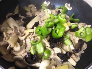 12、青椒蘑菇炒肉片,放入青椒，翻炒1分钟左右
