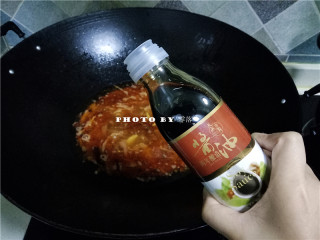 9、红烧鱼,调入适量酱油、香醋，大火烧开；