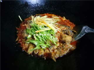 11、红烧鱼,放入青椒丝、仔姜丝，煮30秒；