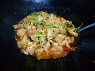 12、红烧鱼,食材煮熟后，调入适量盐，再调入水淀粉收汁，即可关火；