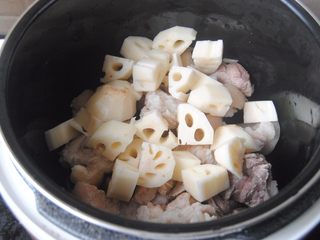 9、莲藕猪蹄汤,莲藕放入高压锅，放入盐，胡椒粉，料酒和姜片