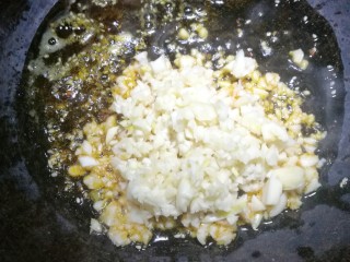 4、超级爽口的凉拌腐竹,另起锅倒入食用油，油温六成热时，放入大蒜爆香。