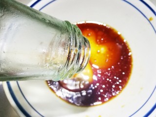 10、超级爽口的凉拌腐竹,1勺芝麻香油。