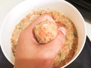 18、莲藕肉丸,用手的虎口挤出肉丸