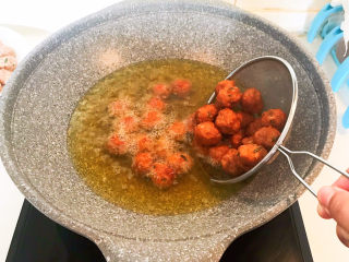 26、莲藕肉丸,油温8分热的时候放入肉丸二次复炸