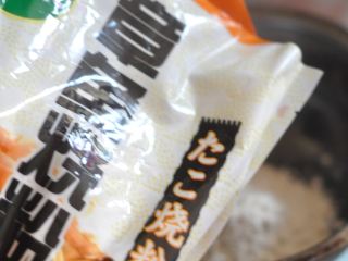 1、金枪鱼小丸子,倒入章鱼烧粉。