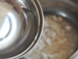 2、金枪鱼小丸子,加入水。