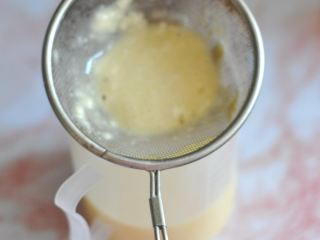 4、金枪鱼小丸子,面糊调匀后,过筛一遍。