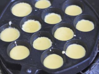5、金枪鱼小丸子,预热小丸子模具,里面先刷一层油,将面糊倒入少许。