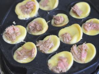 6、金枪鱼小丸子,每个丸子里再加入金枪鱼肉,四周凝固后,用竹签翻个滚。