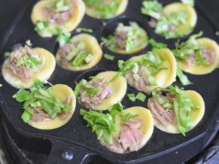 7、金枪鱼小丸子,加入切碎的卷心菜。